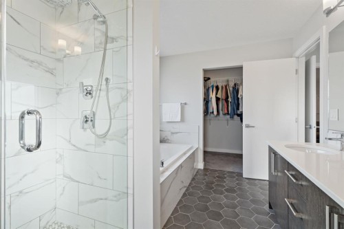 39 Cranbrook Green Se, Calgary, AB - Indoor Photo Showing Bathroom