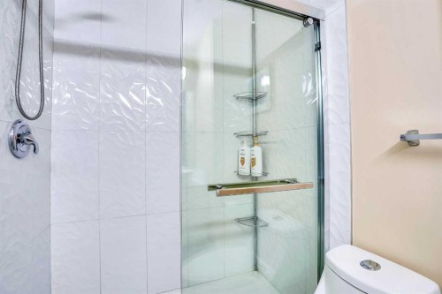 20 Bermuda Road Nw, Calgary, AB - Indoor Photo Showing Bathroom