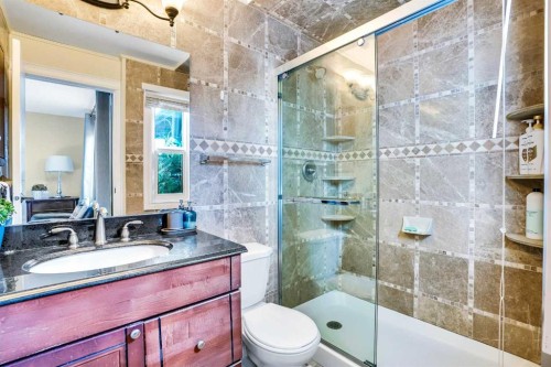 20 Bermuda Road Nw, Calgary, AB - Indoor Photo Showing Bathroom