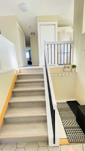 20 Bermuda Road Nw, Calgary, AB - Indoor Photo Showing Other Room