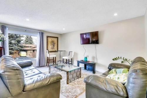20 Bermuda Road Nw, Calgary, AB - Indoor Photo Showing Living Room