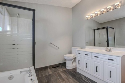 3420 Lane Crescent Sw, Calgary, AB - Indoor Photo Showing Bathroom