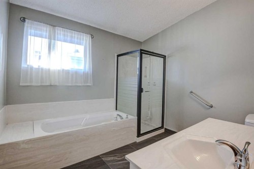 3420 Lane Crescent Sw, Calgary, AB - Indoor Photo Showing Bathroom
