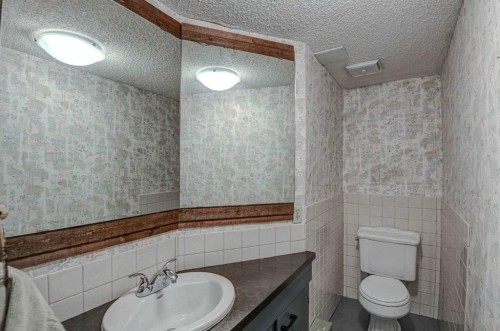 3420 Lane Crescent Sw, Calgary, AB - Indoor Photo Showing Bathroom