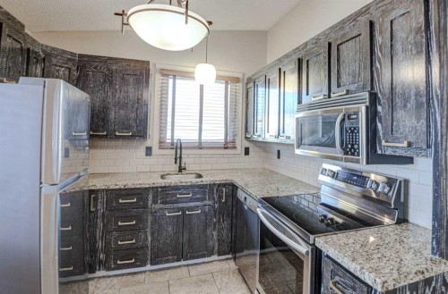 3420 Lane Crescent Sw, Calgary, AB - Indoor Photo Showing Kitchen With Upgraded Kitchen