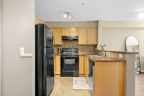 8107-70 Panamount Drive Nw, Calgary, AB - Indoor Photo Showing Kitchen