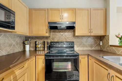 8107-70 Panamount Drive Nw, Calgary, AB - Indoor Photo Showing Kitchen
