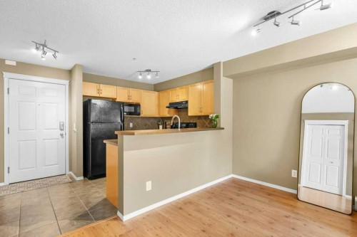 8107-70 Panamount Drive Nw, Calgary, AB - Indoor Photo Showing Kitchen
