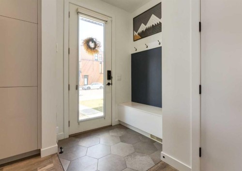 4905 16 Street Sw, Calgary, AB - Indoor Photo Showing Other Room