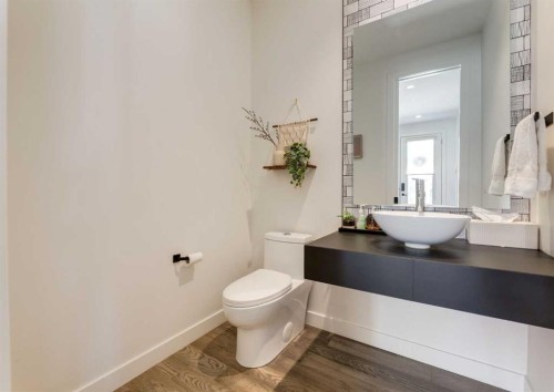 4905 16 Street Sw, Calgary, AB - Indoor Photo Showing Bathroom