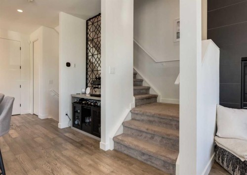 4905 16 Street Sw, Calgary, AB - Indoor Photo Showing Other Room