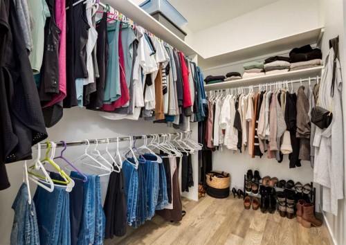 4905 16 Street Sw, Calgary, AB - Indoor With Storage