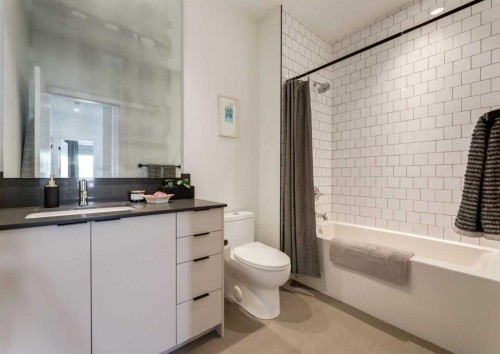 4905 16 Street Sw, Calgary, AB - Indoor Photo Showing Bathroom