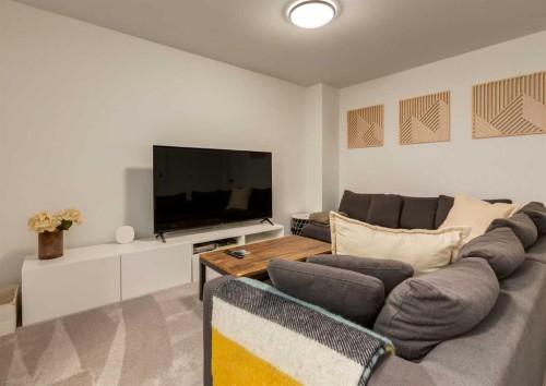 4905 16 Street Sw, Calgary, AB - Indoor Photo Showing Living Room