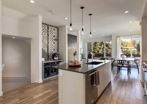 4905 16 Street Sw, Calgary, AB - Indoor Photo Showing Kitchen With Upgraded Kitchen