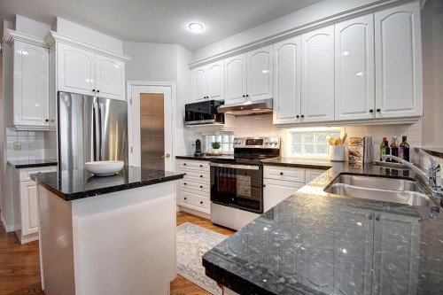923 5 Street Nw, Calgary, AB - Indoor Photo Showing Kitchen With Stainless Steel Kitchen With Double Sink