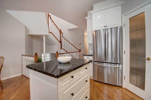 923 5 Street Nw, Calgary, AB - Indoor Photo Showing Kitchen