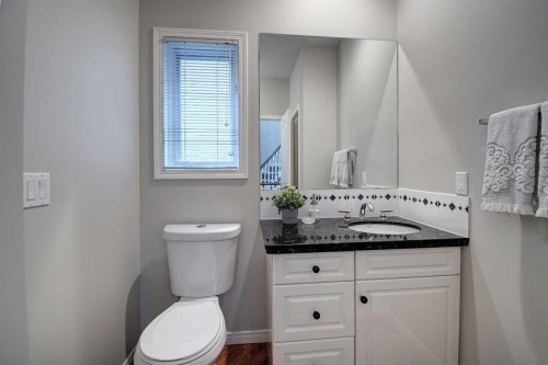 923 5 Street Nw, Calgary, AB - Indoor Photo Showing Bathroom