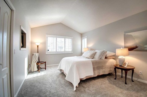 923 5 Street Nw, Calgary, AB - Indoor Photo Showing Bedroom