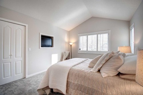 923 5 Street Nw, Calgary, AB - Indoor Photo Showing Bedroom