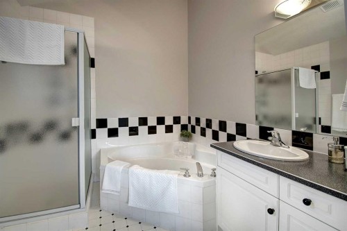 923 5 Street Nw, Calgary, AB - Indoor Photo Showing Bathroom