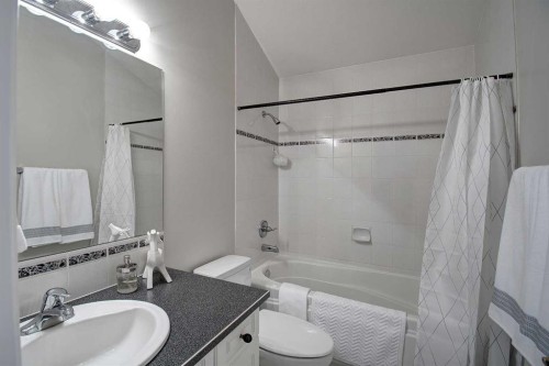 923 5 Street Nw, Calgary, AB - Indoor Photo Showing Bathroom