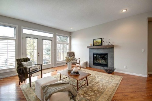 923 5 Street Nw, Calgary, AB - Indoor Photo Showing Living Room With Fireplace