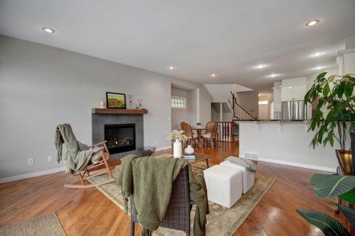 923 5 Street Nw, Calgary, AB - Indoor Photo Showing Living Room With Fireplace