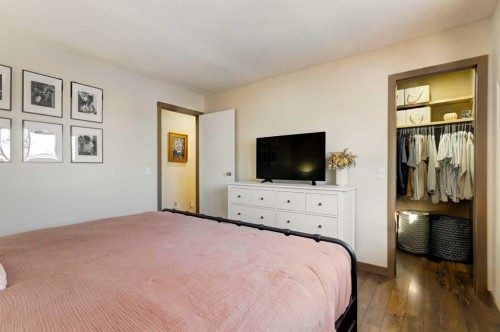 105 Maplewood Drive, Strathmore, AB - Indoor Photo Showing Bedroom