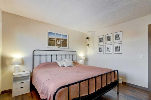 105 Maplewood Drive, Strathmore, AB - Indoor Photo Showing Bedroom