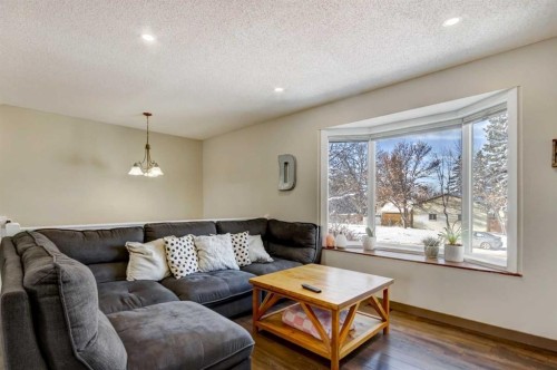 105 Maplewood Drive, Strathmore, AB - Indoor Photo Showing Living Room
