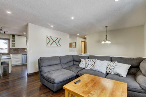 105 Maplewood Drive, Strathmore, AB - Indoor Photo Showing Living Room