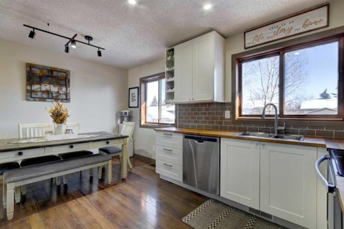 105 Maplewood Drive, Strathmore, AB - Indoor Photo Showing Kitchen With Double Sink