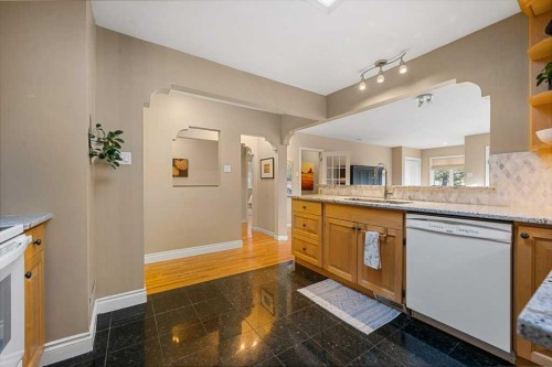 3204 24A Street Sw, Calgary, AB - Indoor Photo Showing Kitchen