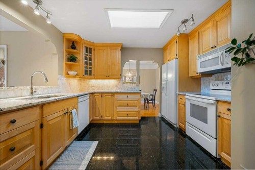 3204 24A Street Sw, Calgary, AB - Indoor Photo Showing Kitchen