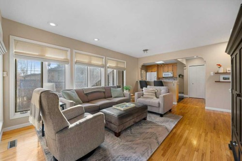 3204 24A Street Sw, Calgary, AB - Indoor Photo Showing Living Room