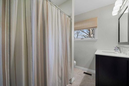 3204 24A Street Sw, Calgary, AB - Indoor Photo Showing Bathroom