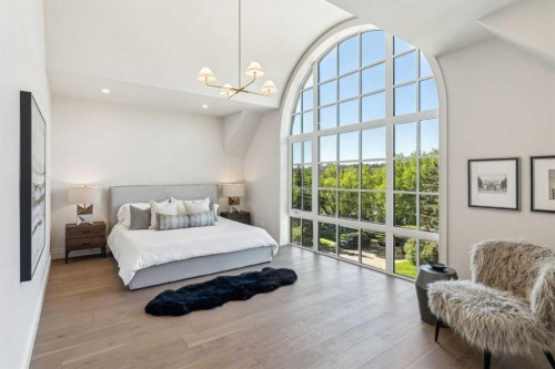 3708 8 Avenue Nw, Calgary, AB - Indoor Photo Showing Bedroom