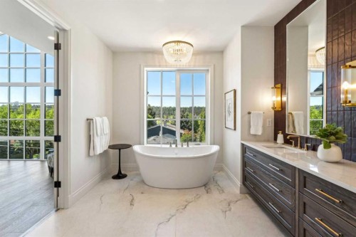 3708 8 Avenue Nw, Calgary, AB - Indoor Photo Showing Bathroom