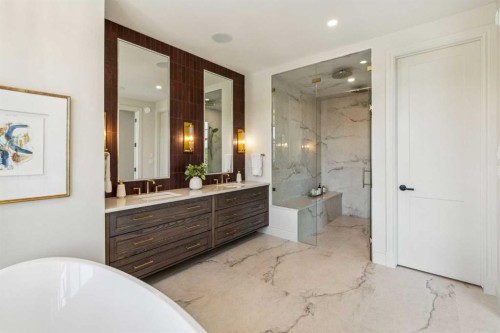 3708 8 Avenue Nw, Calgary, AB - Indoor Photo Showing Bathroom