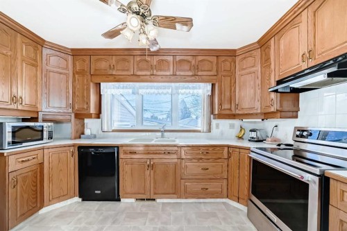 2119 Mackid Crescent Ne, Calgary, AB - Indoor Photo Showing Kitchen