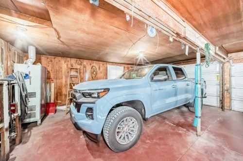 2119 Mackid Crescent Ne, Calgary, AB - Indoor Photo Showing Garage