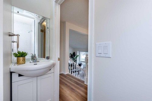 47 Hawkstone Drive Nw, Calgary, AB - Indoor Photo Showing Bathroom