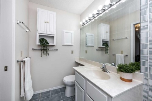47 Hawkstone Drive Nw, Calgary, AB - Indoor Photo Showing Bathroom