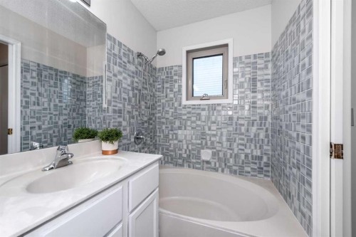 47 Hawkstone Drive Nw, Calgary, AB - Indoor Photo Showing Bathroom