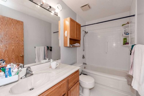47 Hawkstone Drive Nw, Calgary, AB - Indoor Photo Showing Bathroom