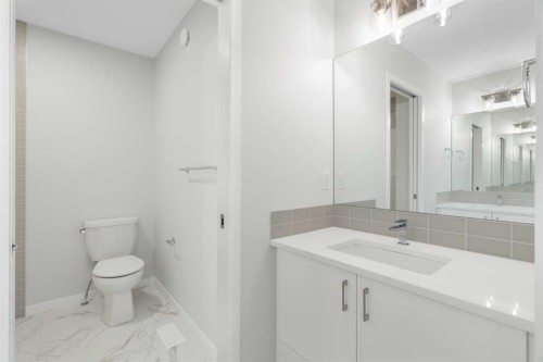 136 Lucas Gardens Nw, Calgary, AB - Indoor Photo Showing Bathroom