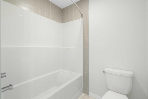 136 Lucas Gardens Nw, Calgary, AB - Indoor Photo Showing Bathroom