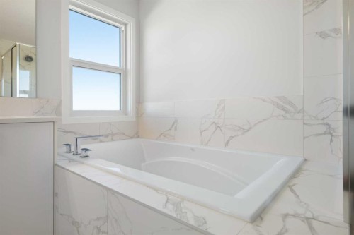 136 Lucas Gardens Nw, Calgary, AB - Indoor Photo Showing Bathroom