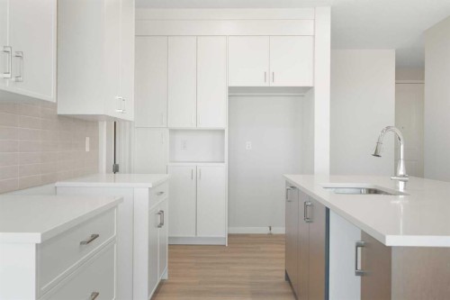 136 Lucas Gardens Nw, Calgary, AB - Indoor Photo Showing Kitchen